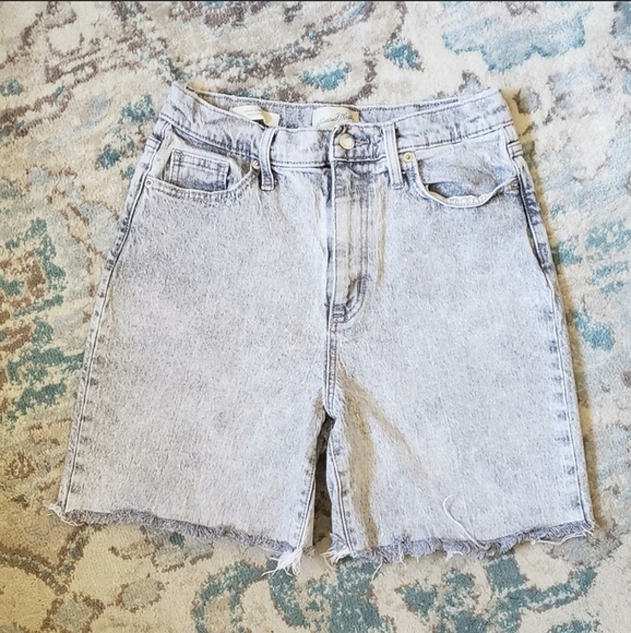 UNIVERSAL THREAD Size 6 Vintage Straight Gray Wash Frayed Denim Shorts - Picture 3 of 8
